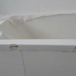 תיקון אמבטיה אקרילית חדשה שנשברה מנפילת צינור מזגן מהתקרה בדירה חדשה לפני מסירה לקונה