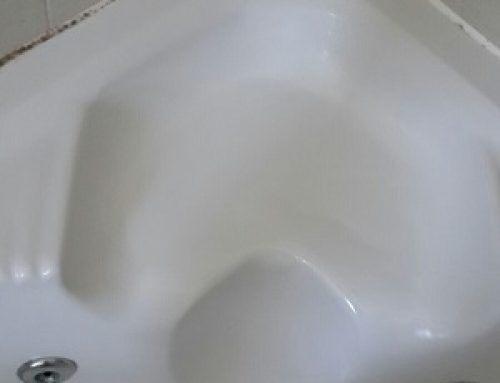 האמבטיה שלי היא פינתית – האם זה מייקר את ציפוי האמבטיה?